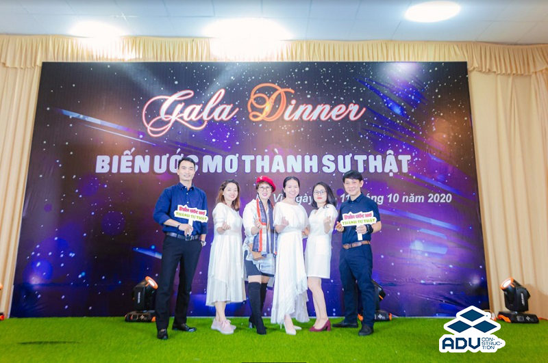 thi công backdrop galadinner