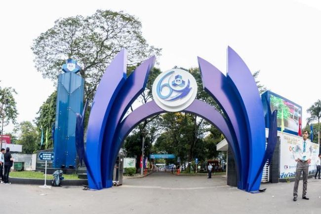 Cổng chào khung sắt ốp mica có vẻ ngoài bắt mắt nhưng giá thành cao