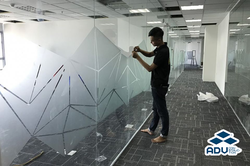 Các bạn có thể đặt in kích thước to bao phủ được cả tấm cửa kính