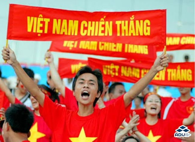 Băng rôn cổ vũ Việt Nam chiến thắng