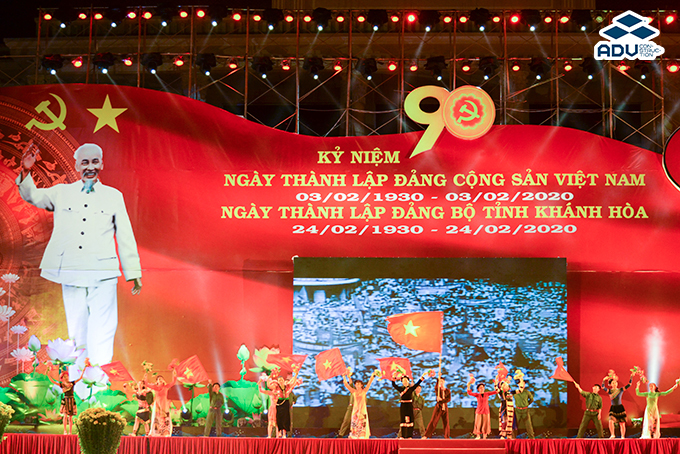 Băng rôn kỷ niêm 90 năm ngày thành lập ĐCSVN
