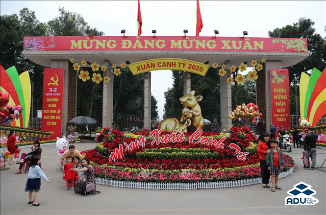 Băng rôn rực rỡ cờ hoa, mừng xuân Canh Tý