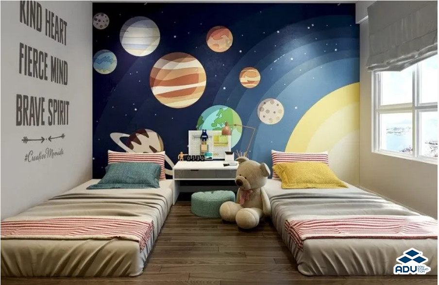 Decal dán tường theo cảm hứng vũ trụ cùng tông màu tối tạo cảm giác dễ chịu, mát mẻ cho phòng ngủ