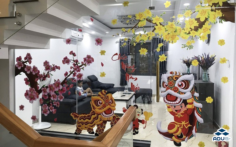 Mẫu cây mai vàng và bé múa lân