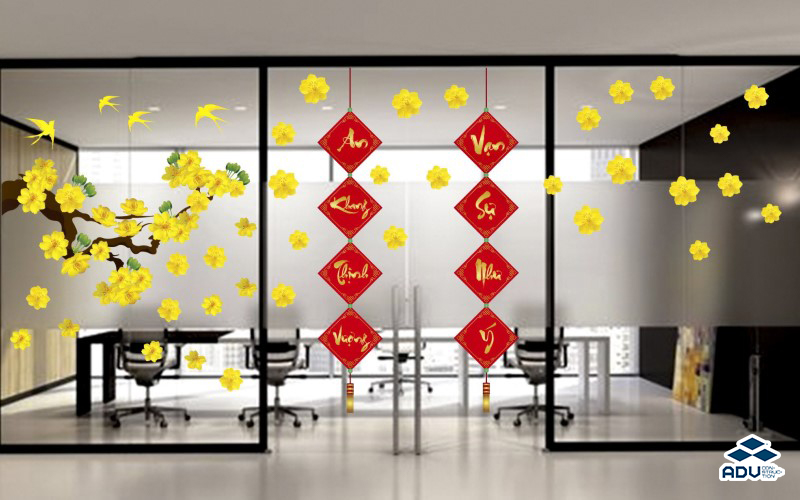 Mẫu làn gió hoa mai vàng cùng câu đối chúc Tết 4 chữ