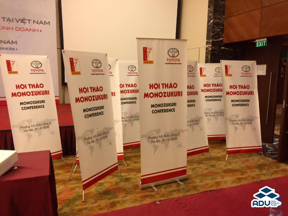 Mẫu treo băng rôn hội thảo với standee