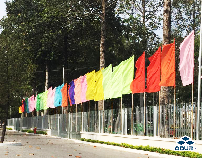 Cờ phướn nhiều màu được làm từ các mảnh vải với màu sắc khác nhau
