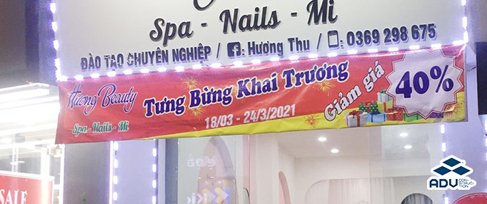 Mẫu băng rôn khai trương spa kiểu chữ đơn giản, nền đỏ-vàng