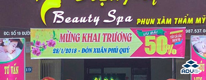 Bandroll khai trương spa được thiết kế với kiểu chữ đơn giản, kết hợp với hình ảnh hoa, nền vàng – hồng