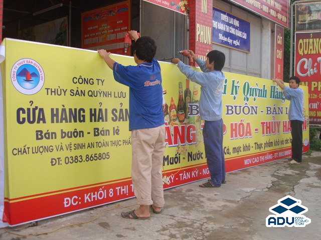 Thi công biển quảng cáo in bạt hiflex gái rẻ