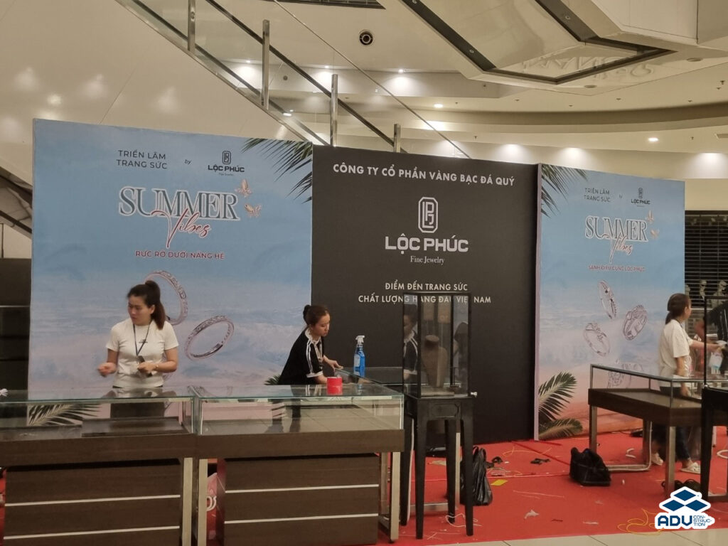 Khi thiết kế, nên đặt vị trí logo dễ thấy nhất trên backdrop