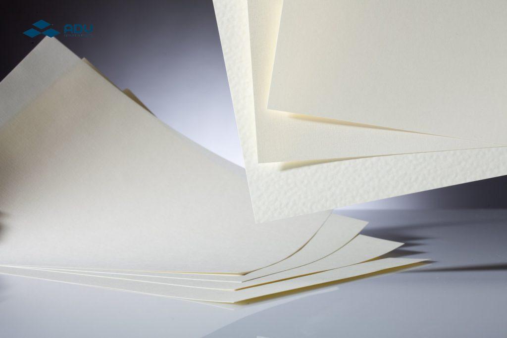 Giấy Ivory có 2 mặt: bề nhám và bề mặt bóng
