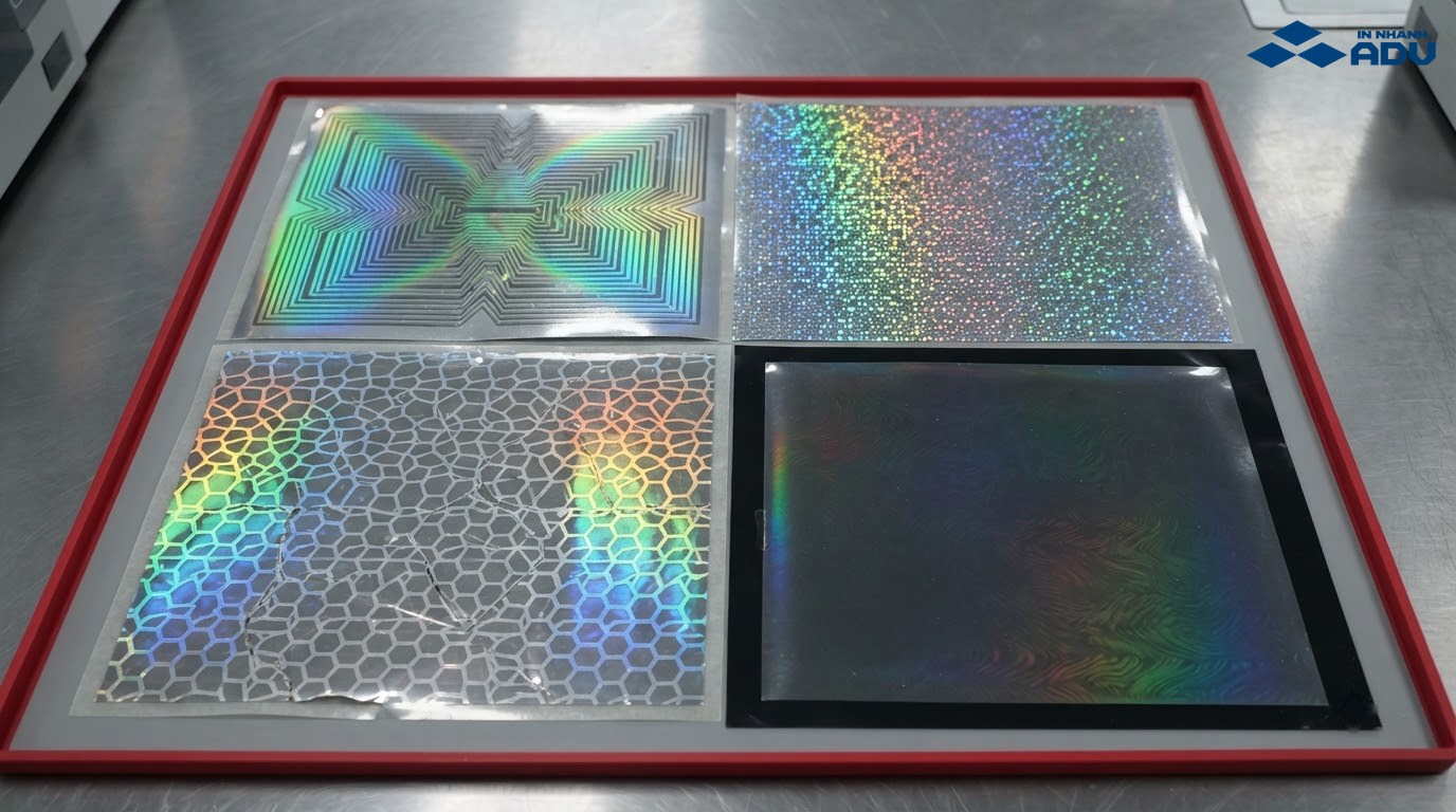 Bốn mẫu tem hologram thể hiện hiệu ứng chiều sâu, ma trận điểm, tổ ong và trong suốt