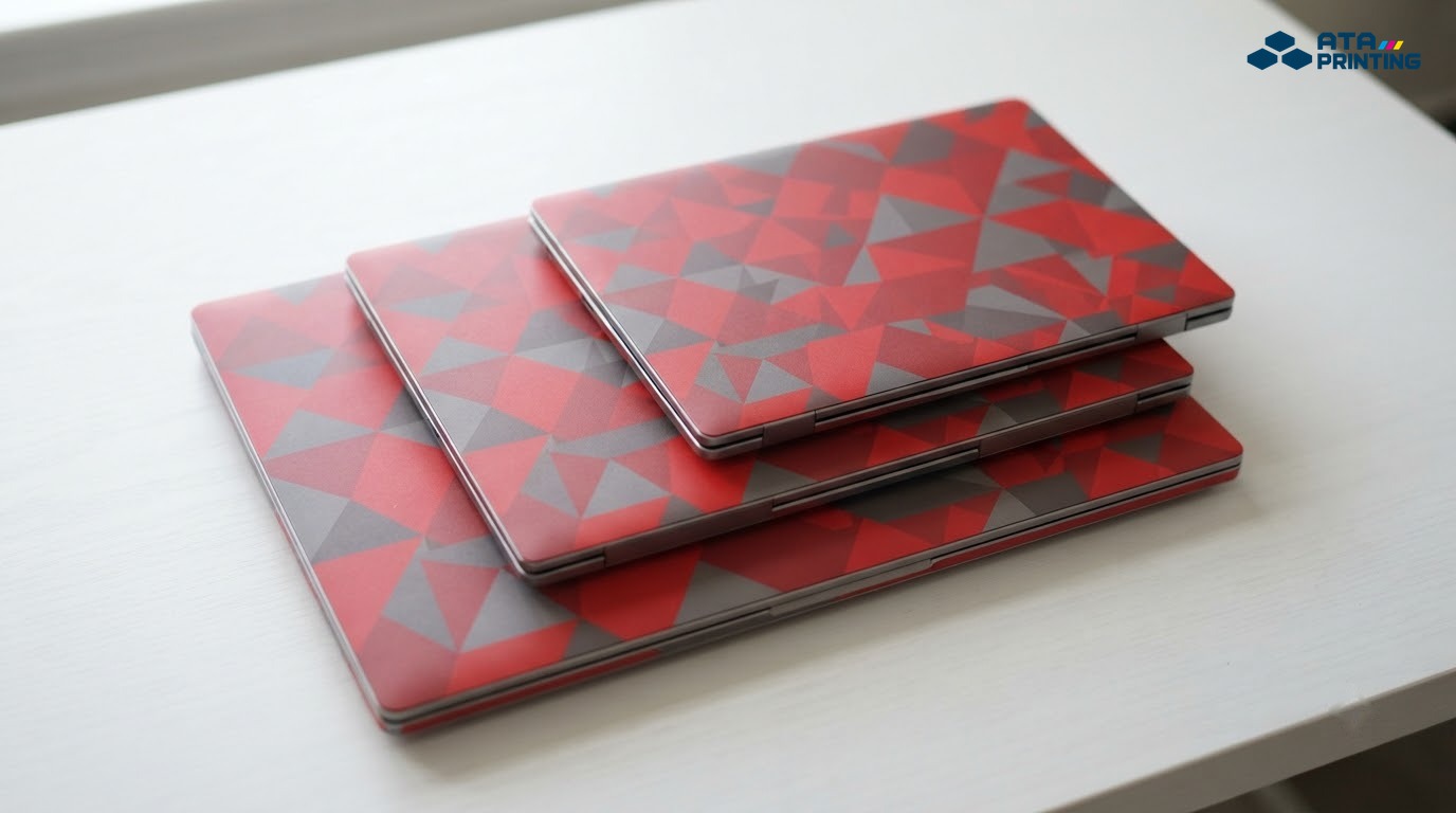 Ba laptop gập cỡ nhỏ, vừa và lớn dán skin cùng mẫu hình học